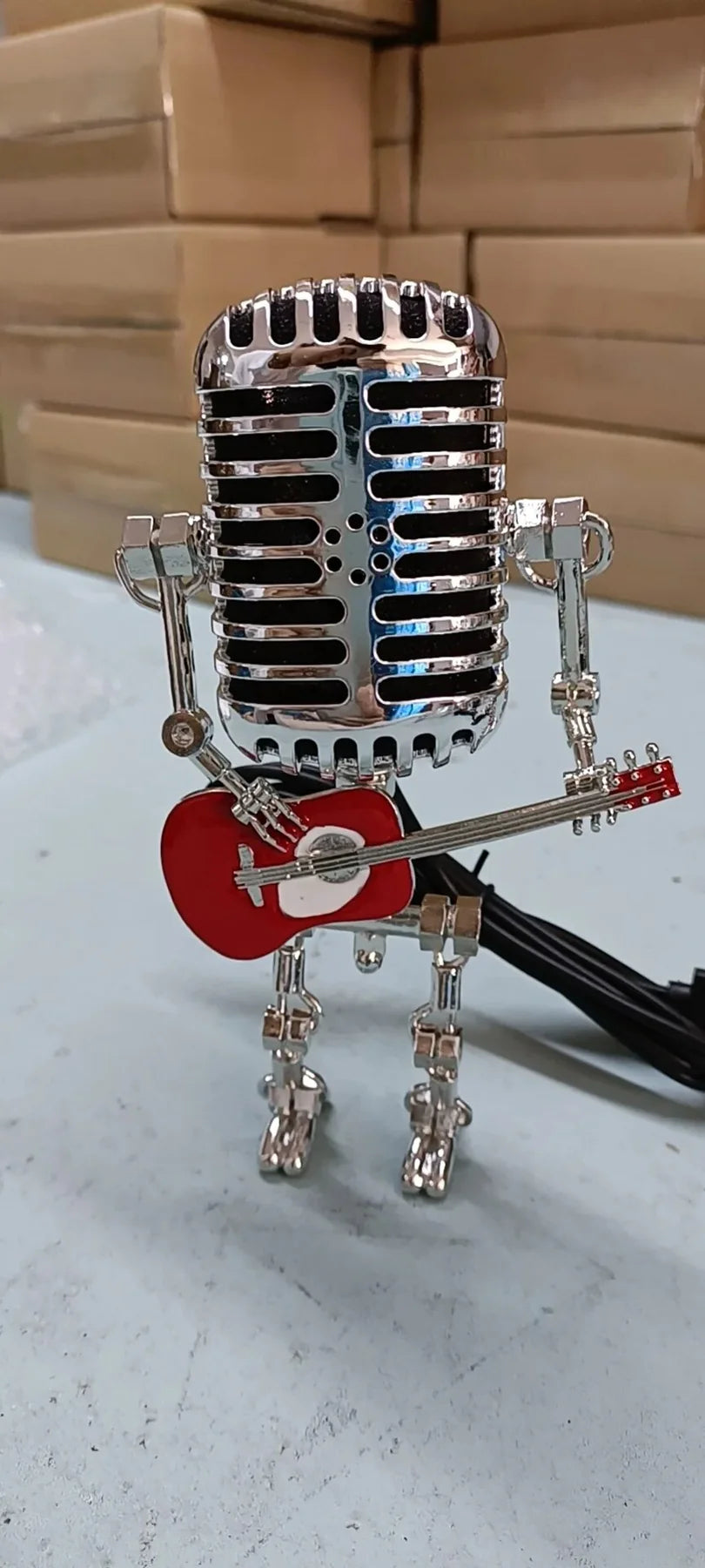 Guitarlamp Robotlamp met Gitaar | Unieke Industriële Tafellamp van Metaal – GuitaroBot Light